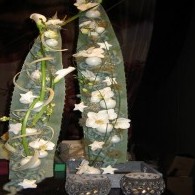 bloemstuk met houtjes in glas