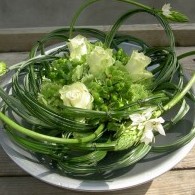 bloemstuk met beregrasboogjes