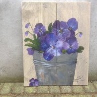 viooltjes op steigerhout