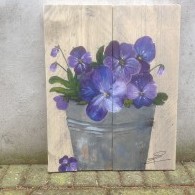 viooltjes op kleine steigerplankjes