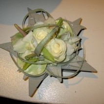 kerststuk met gekleurde oasis /